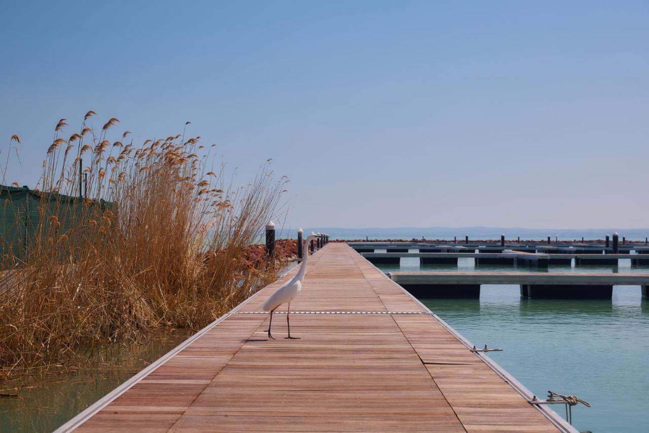 Lua Resort - Adults Only Balatonfüred Exteriér fotografie The boardwalk at the park