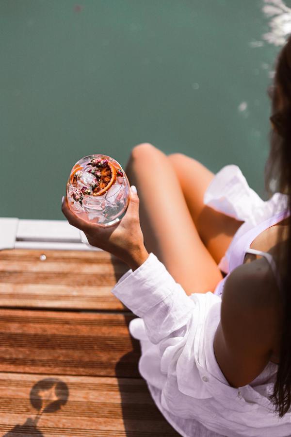 Lua Resort - Adults Only Balatonfüred Exteriér fotografie A woman holding a glass of vermouth