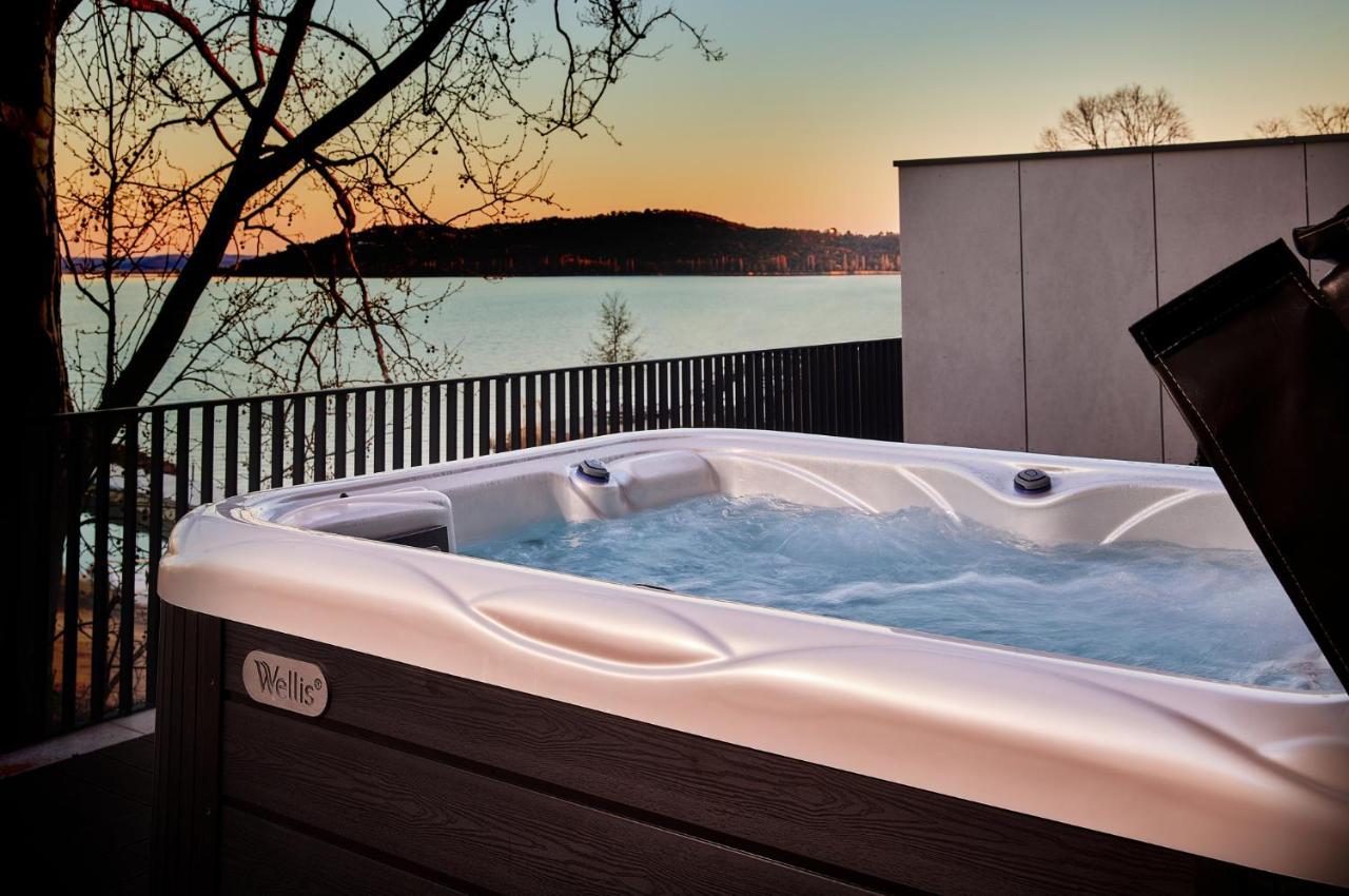 Lua Resort - Adults Only Balatonfüred Exteriér fotografie A hot tub