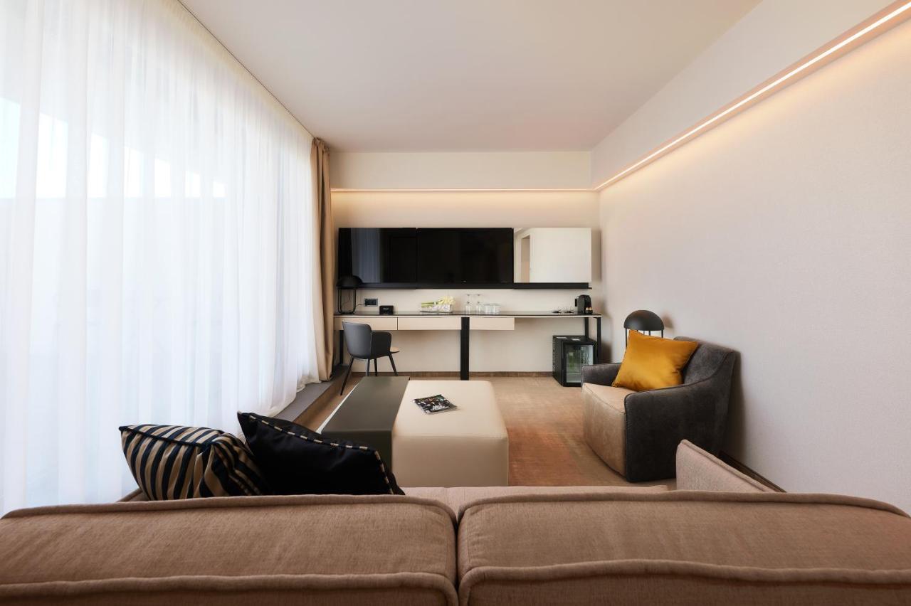 Lua Resort - Adults Only Balatonfüred Exteriér fotografie A living room with indirect lighting